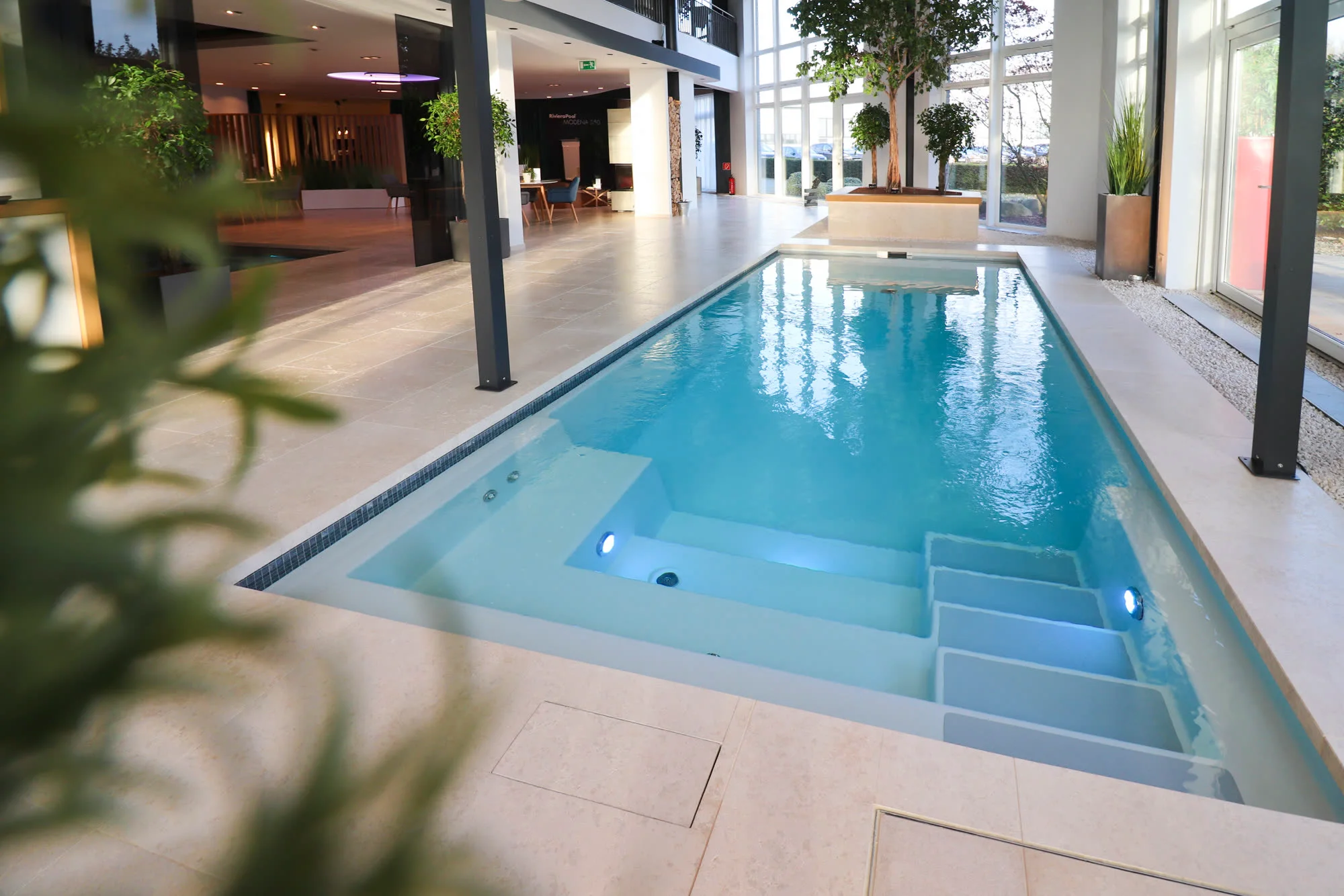 Helle RivieraPool-Innenausstellung mit glasgefasstem Schwimmbecken und Tageslicht