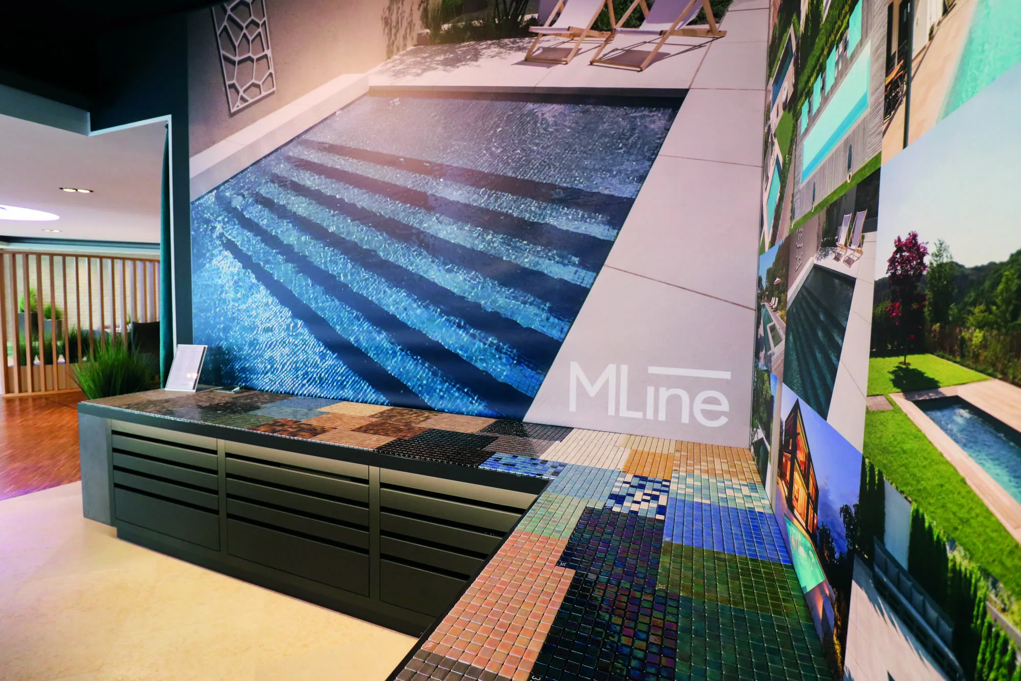 Innenausstellung mit großflächiger MLine-Pool-Wandgestaltung und Materialmustern