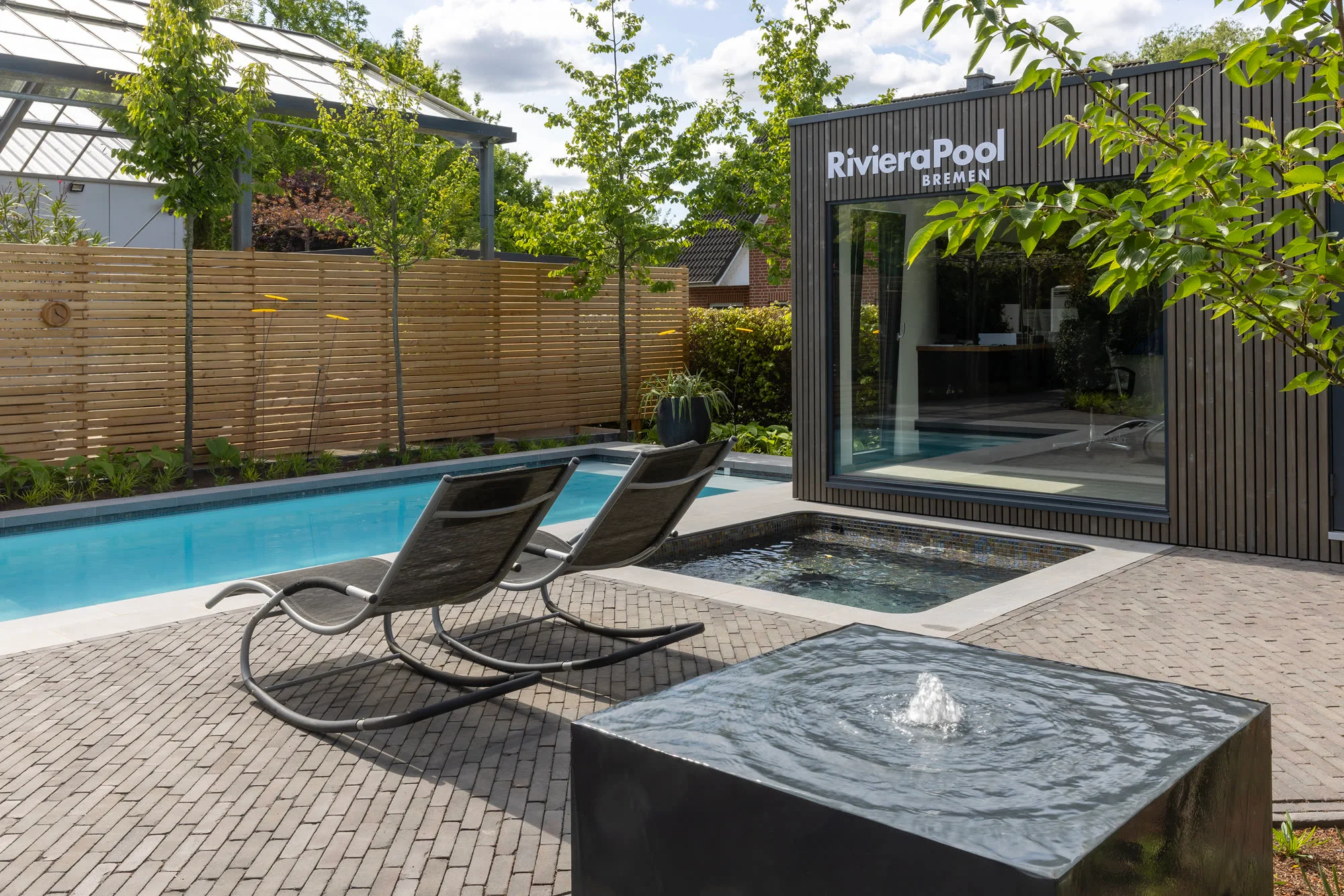 Modern gestalteter Showroom mit Pool und Loungemöbeln