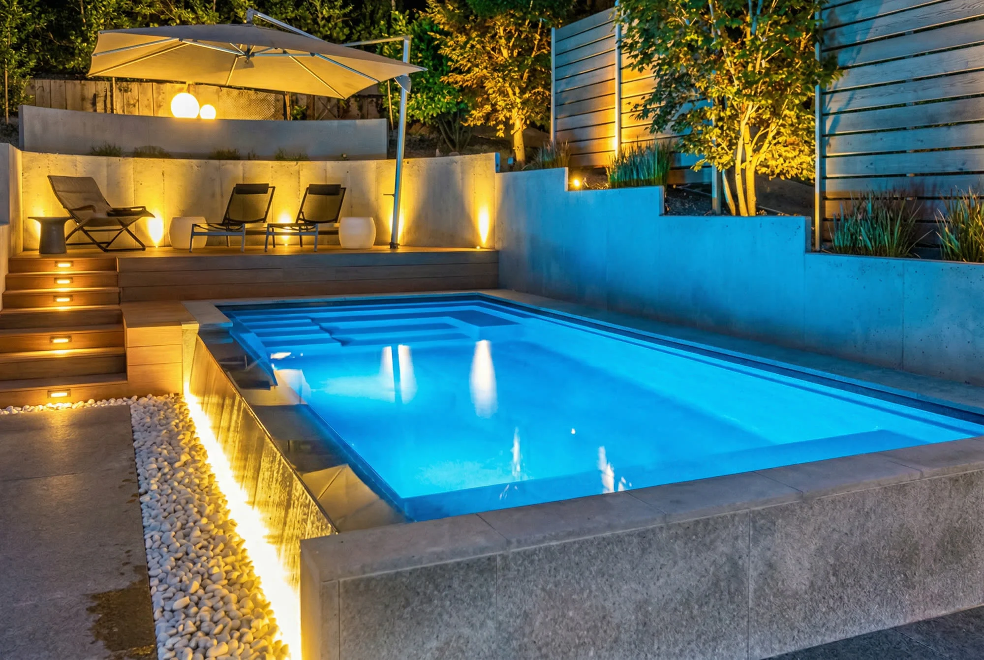 Beleuchteter D-Line Pool mit umlaufender LED-Beleuchtung am Abend