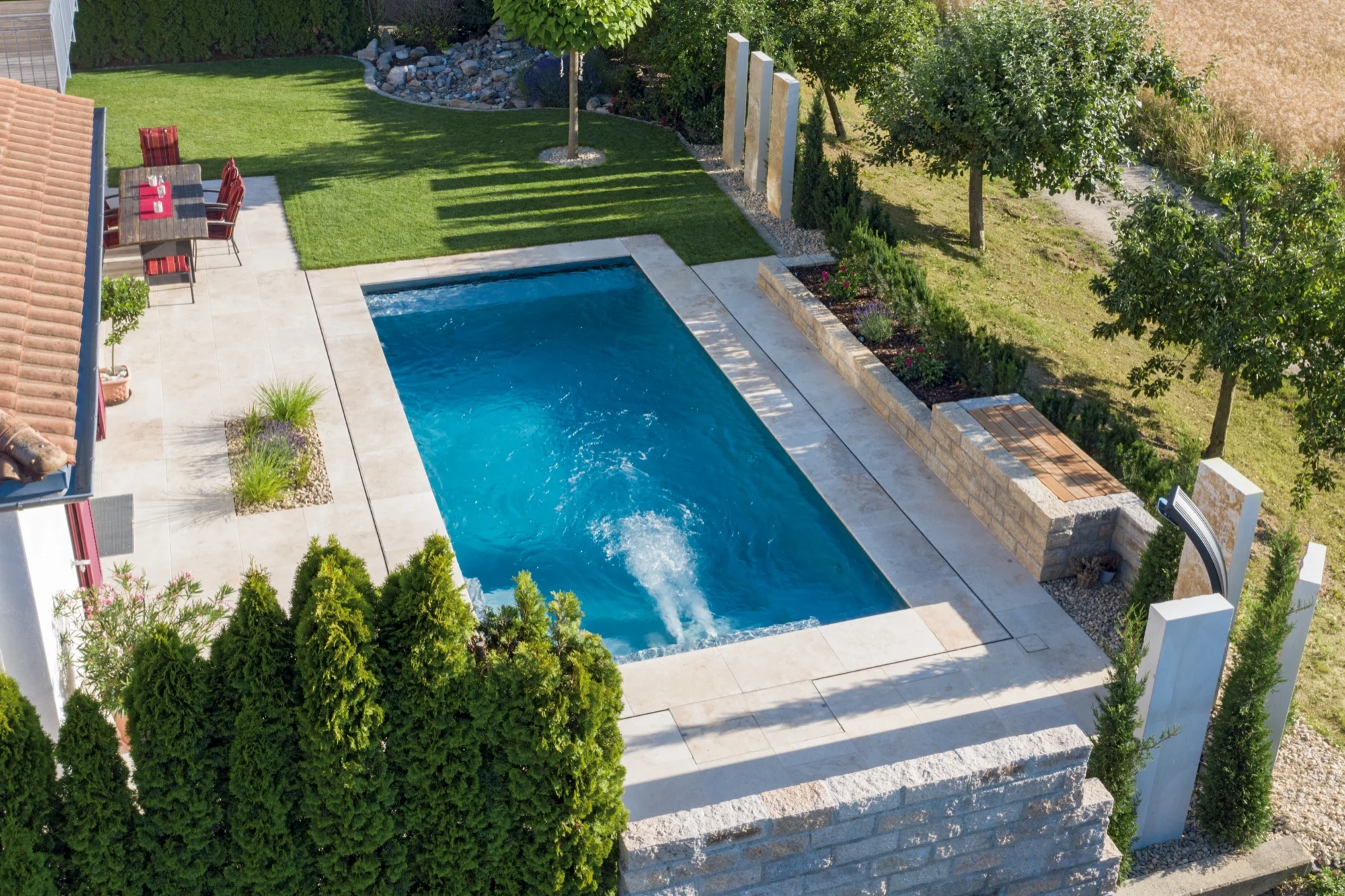 Fertig eingebautes RivieraPool-Becken im Garten