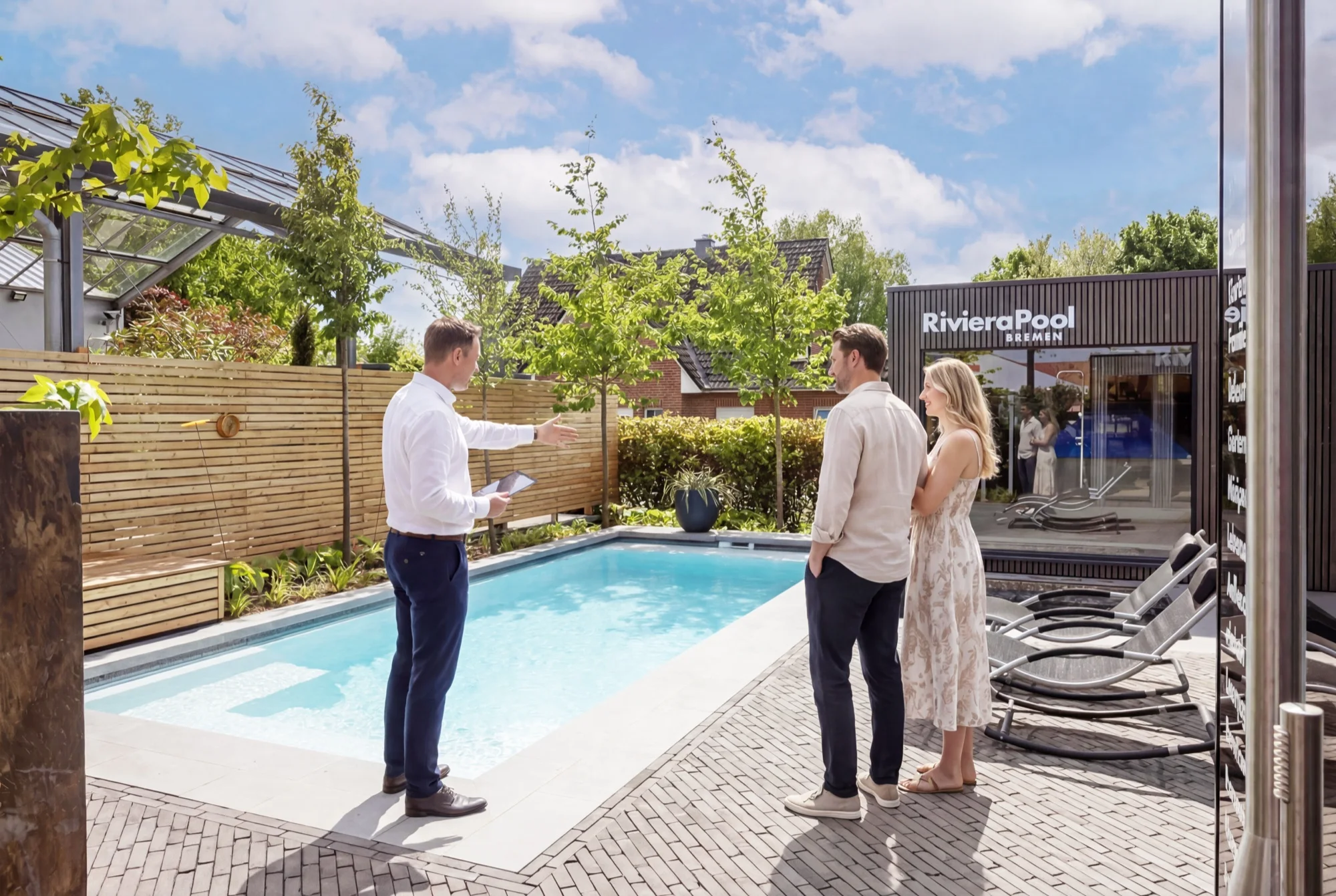 Besucher vor echten Becken in einer RivieraPool-Ausstellung