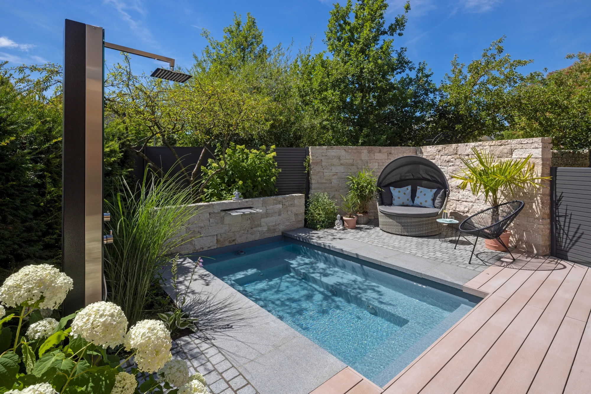 RivieraPool-Schwimmbecken mit Terrasse