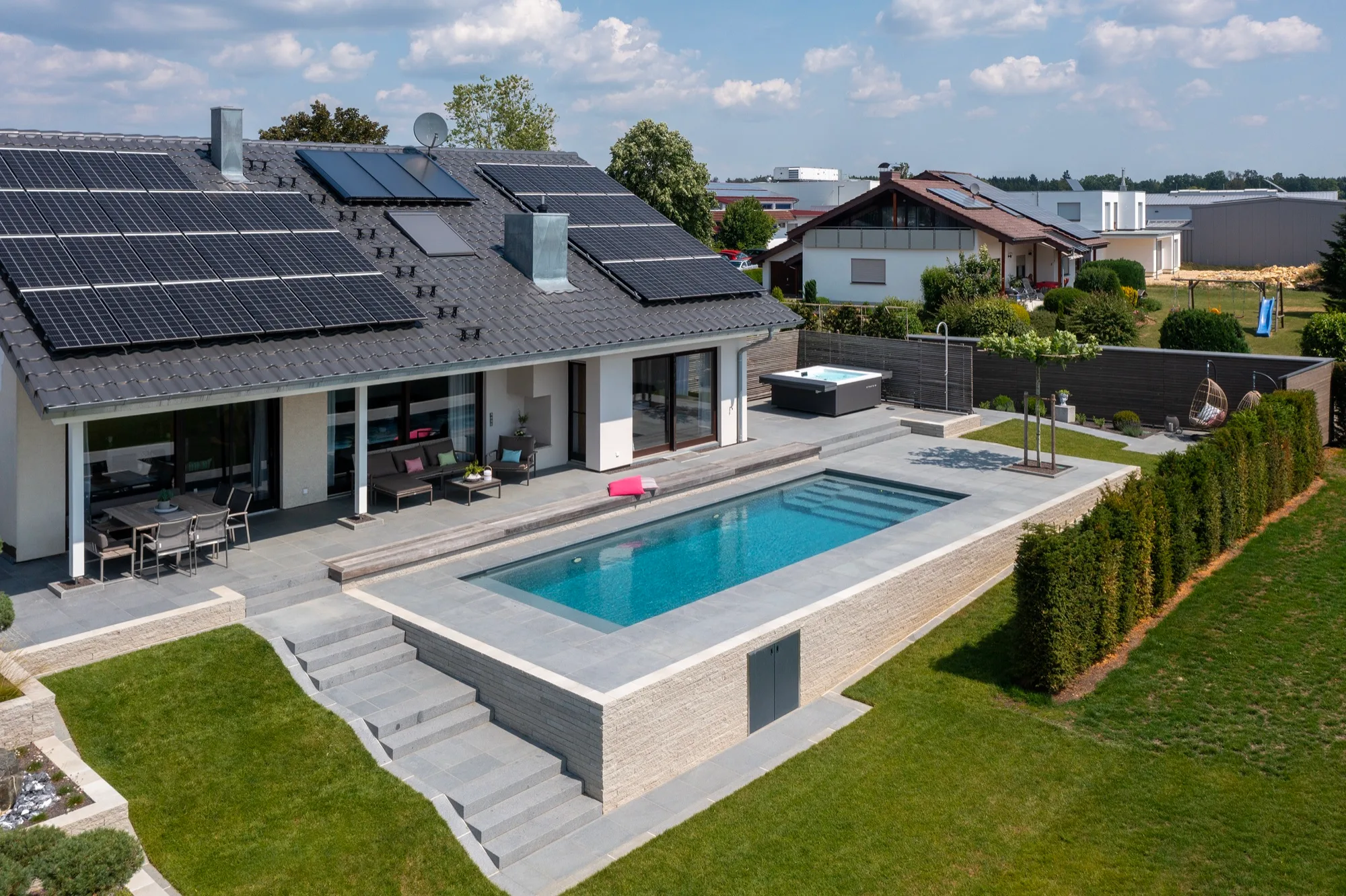 RivieraPool-Pool im gepflegten Garten