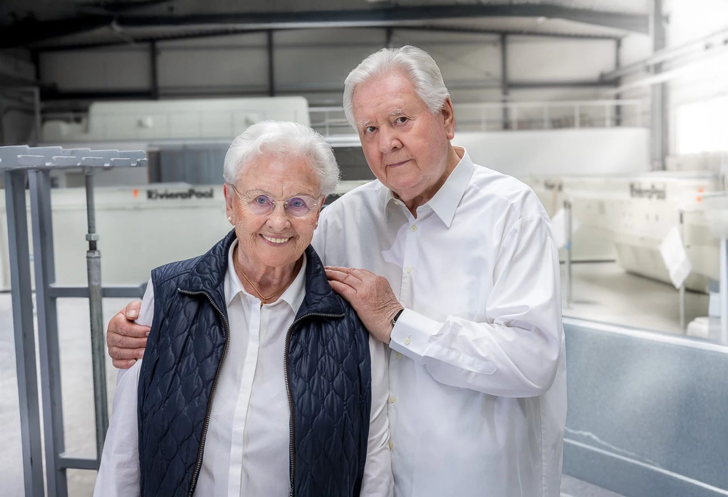 Gisela und Josef Rengers, Gründergeneration von RivieraPool, in der Produktionshalle in Geeste