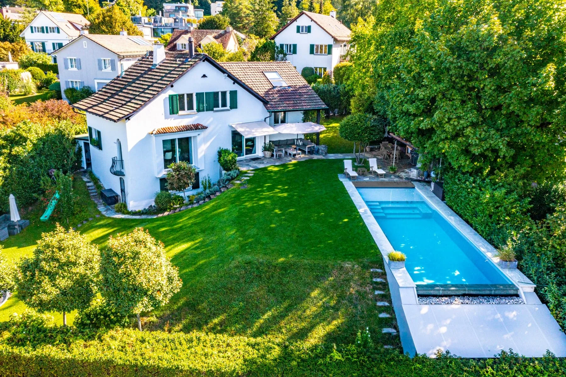 RivieraPool-Schwimmbecken im Garten einer Villa, Luftaufnahme