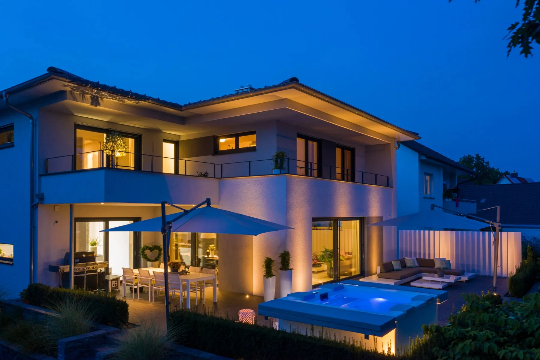 RivieraPool-Becken zur blauen Stunde an moderner Villa
